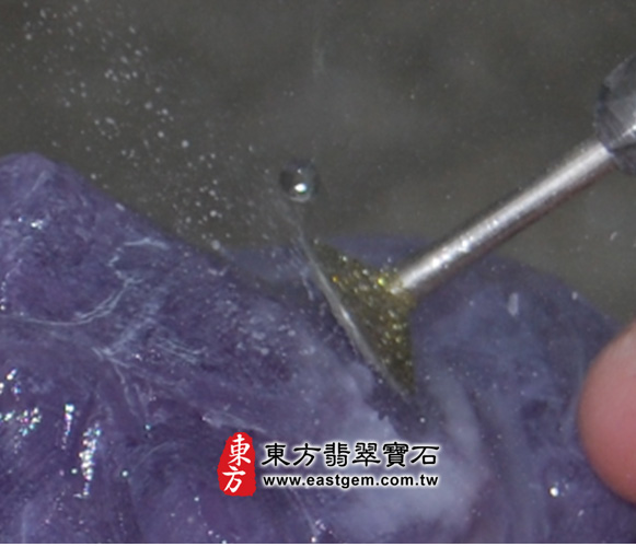 粗胚完成後，就要用細部的雕刻工具，去雕刻獅子的紋理2
