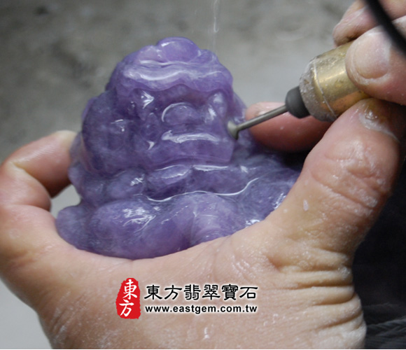 換工具，將獅子的眼睛，嘴巴，耳朵，完整的雕刻出來