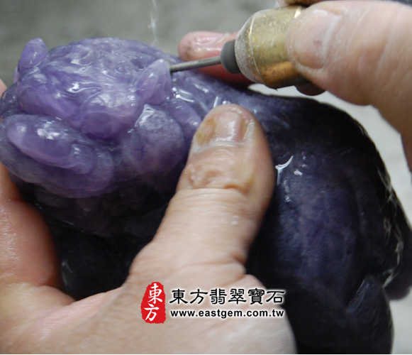 換工具，將獅子的眼睛，嘴巴，耳朵，完整的雕刻出來2
