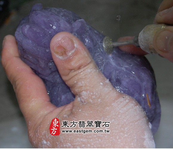 針對獅子的背部細節、鬃毛、尾巴，進行細部的雕刻