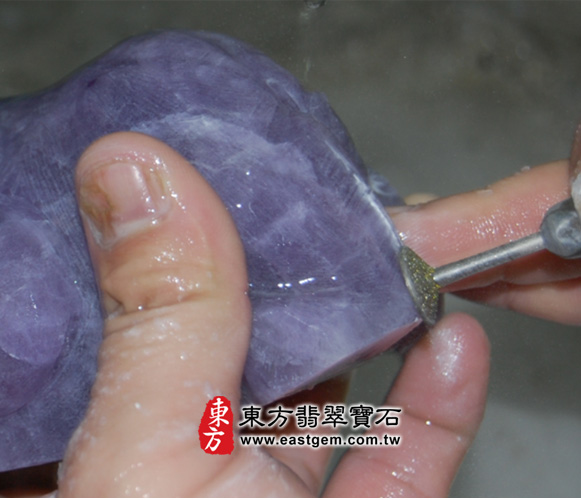 針對獅子的背部細節、鬃毛、尾巴，進行細部的雕刻2