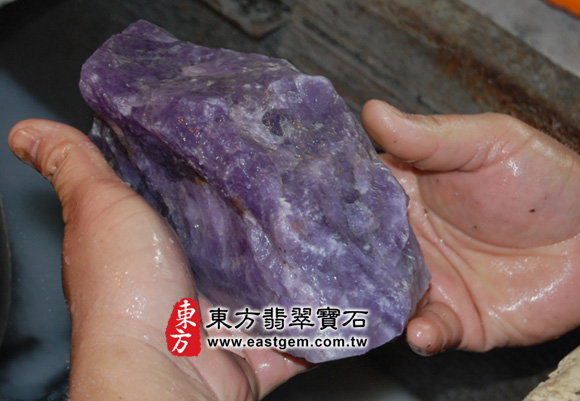 依照顧客要的彩獅環抱元寶的尺寸，尋找到這個料子，很適合當做雕刻來使用1