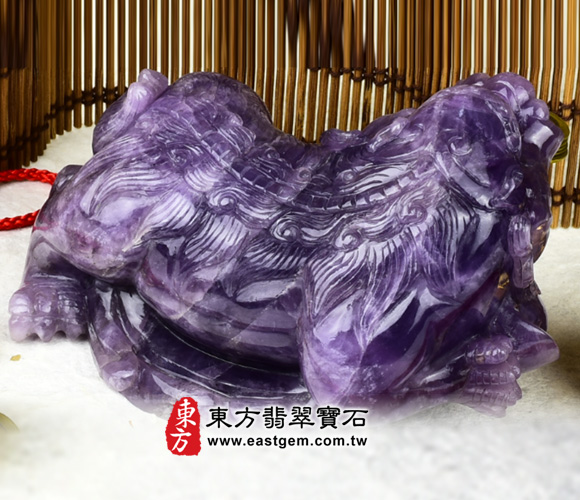 獅子的背部很挺，細節的師毛和尾巴，都能維妙維肖的展現獅子的神韻。獅子的腳很粗，整體呈現出一種有力量動態美
