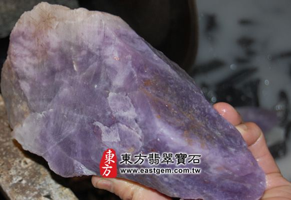 依照顧客要的彩獅環抱元寶的尺寸，尋找到這個料子，很適合當做雕刻來使用2