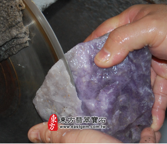 先用最大片的鋸片機，把多餘的材料切除。再將彩獅的輪廓鑿出輪廓
