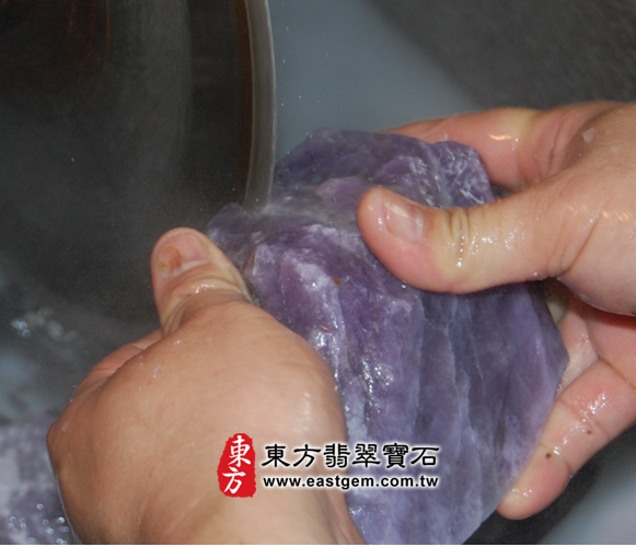 先用最大片的鋸片機，把多餘的材料切除。再將彩獅的輪廓鑿出輪廓2