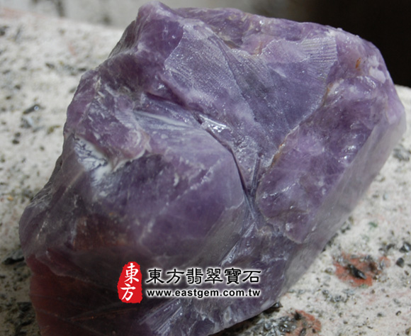 這次第一次打粗胚的樣子，這時候左邊的圖片是獅子的正面，此時已經看出獅子的頭型輪廓已經出來，獅子坐臥的神韻也出來