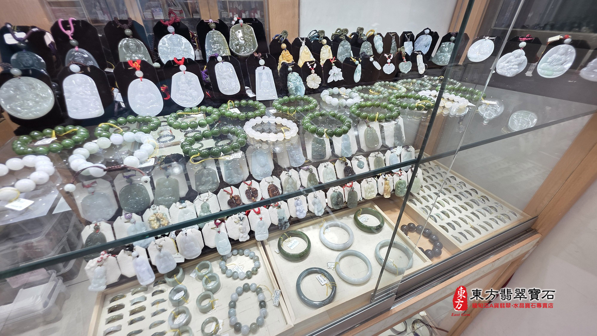 精美翡翠項鍊、戒指與耳環飾品鑑賞區