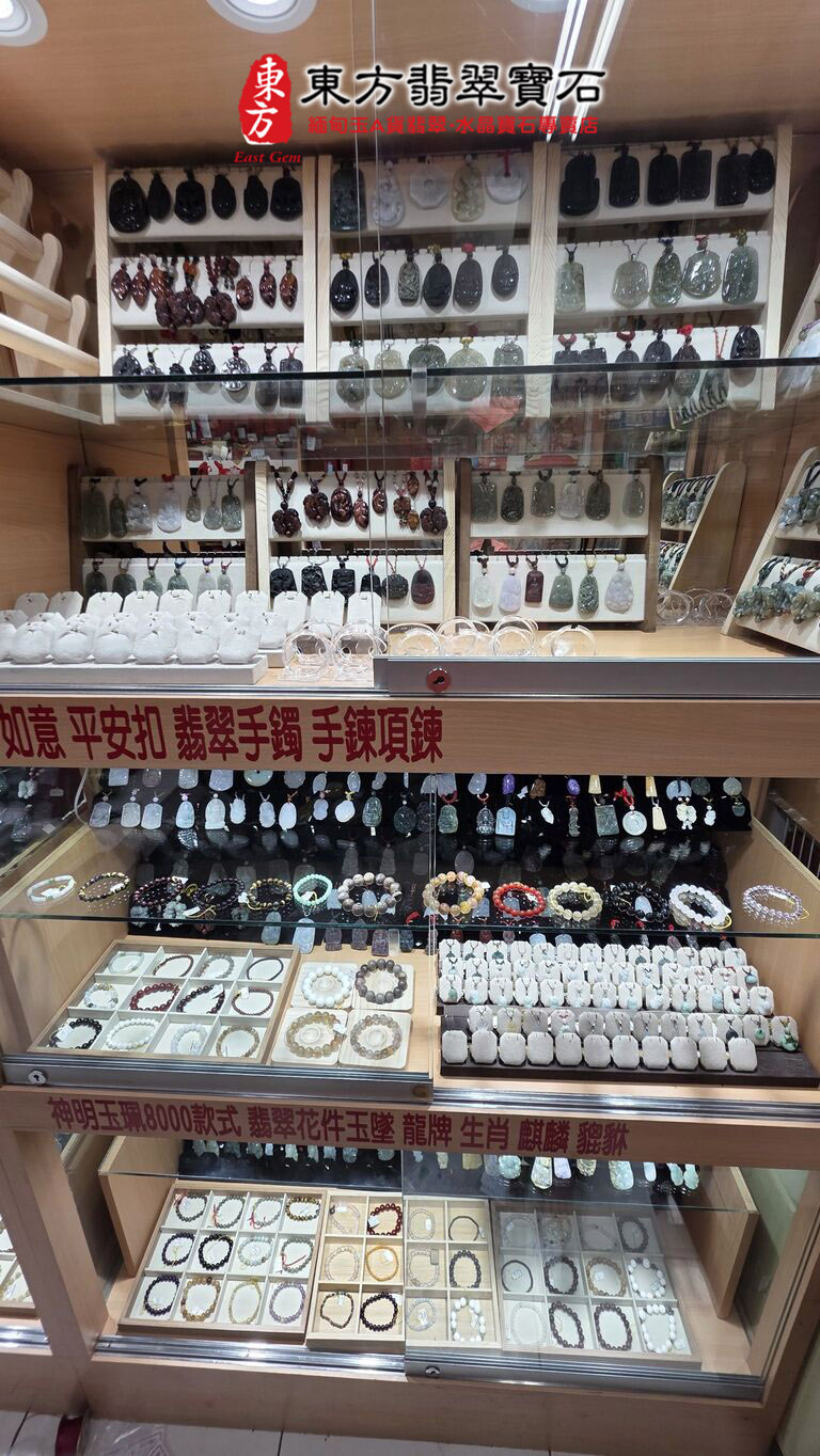 神明玉珮龍牌專櫃全景與水晶手鐲手鍊展櫃