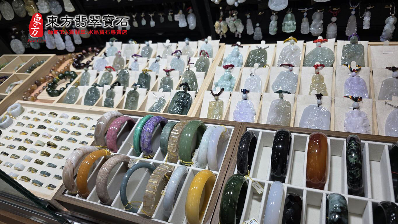 高雄門市 多彩翡翠精品手鐲與神明保平安玉墜特寫