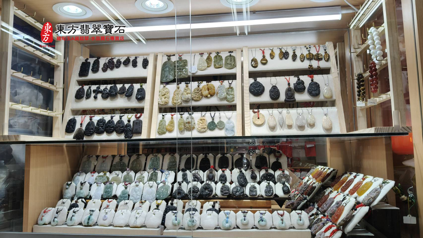 生肖守護神玉墜與各式翡翠保平安項鍊展櫃