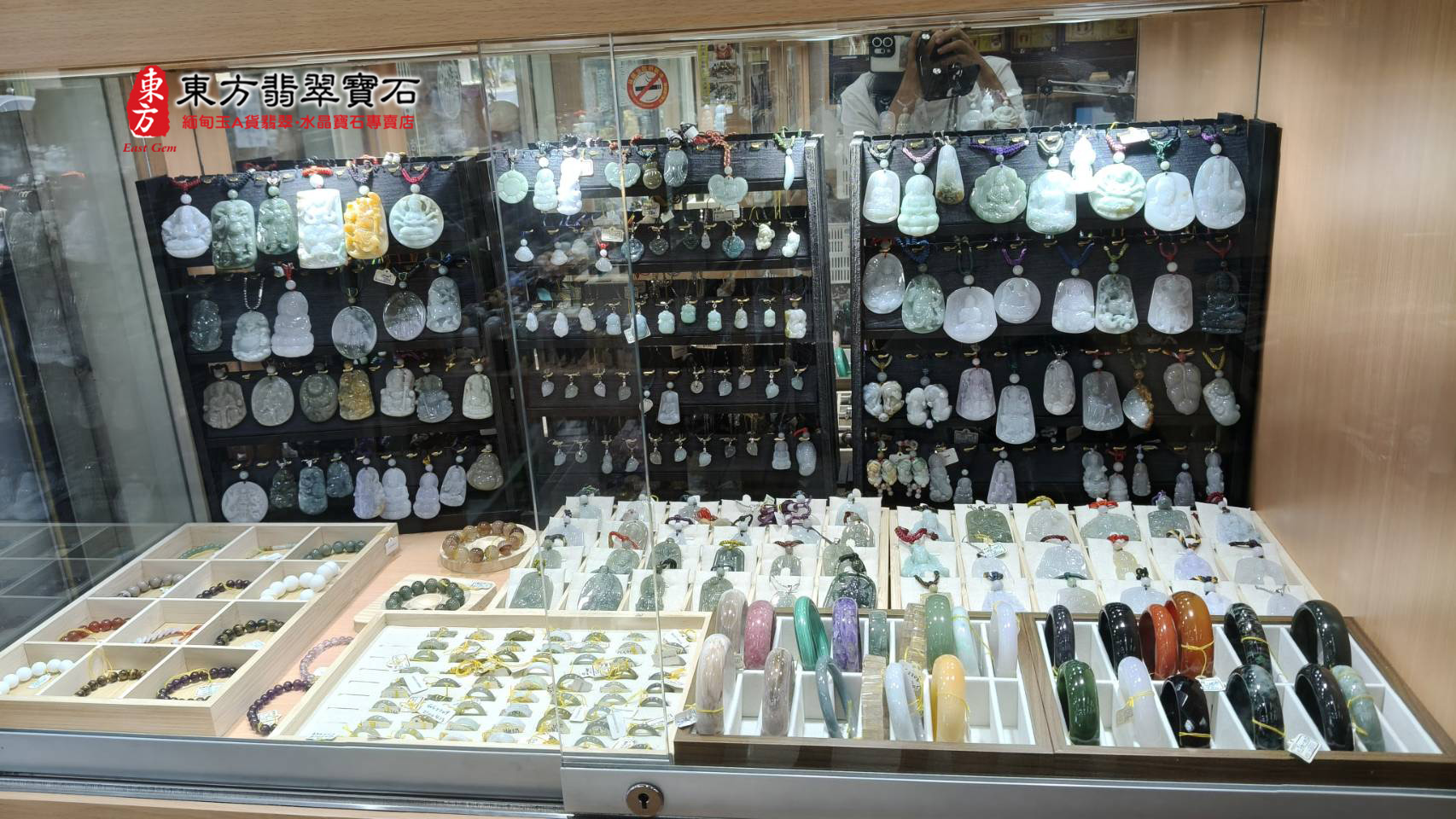翡翠神明玉珮掛件與多色玉鐲戒指精品專櫃