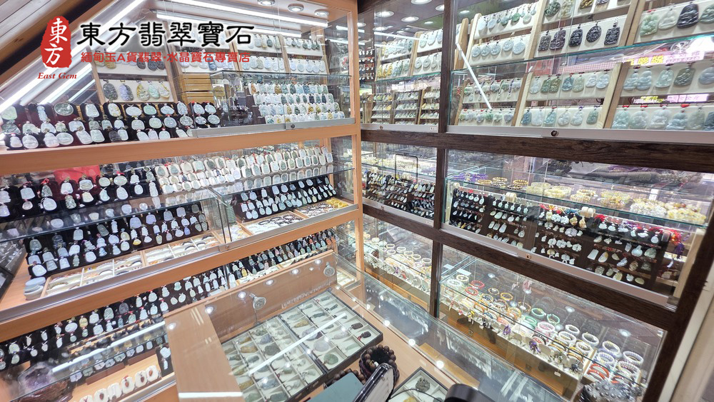 水晶開運珠串與翡翠戒指手鐲展示櫃