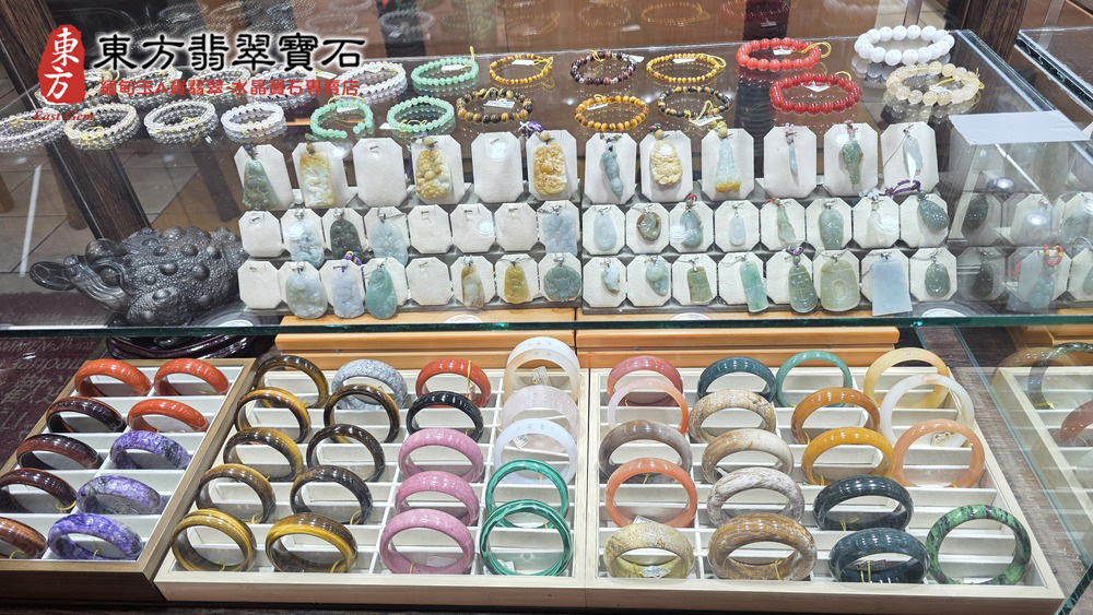 新北門市豐富翡翠吊墜與開運珠串展櫃