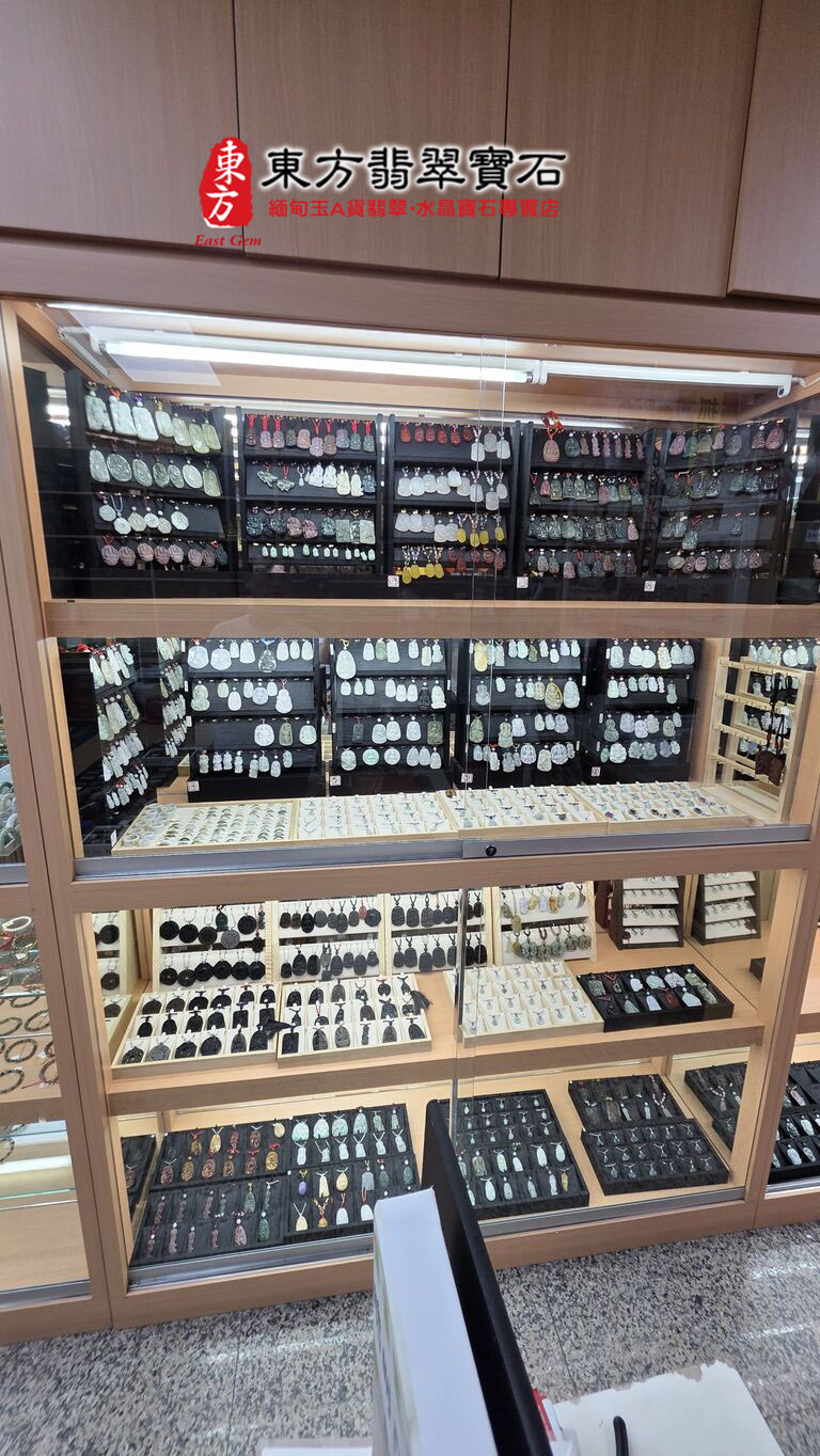 全系列神明玉珮掛件與開運玉牌展示櫃