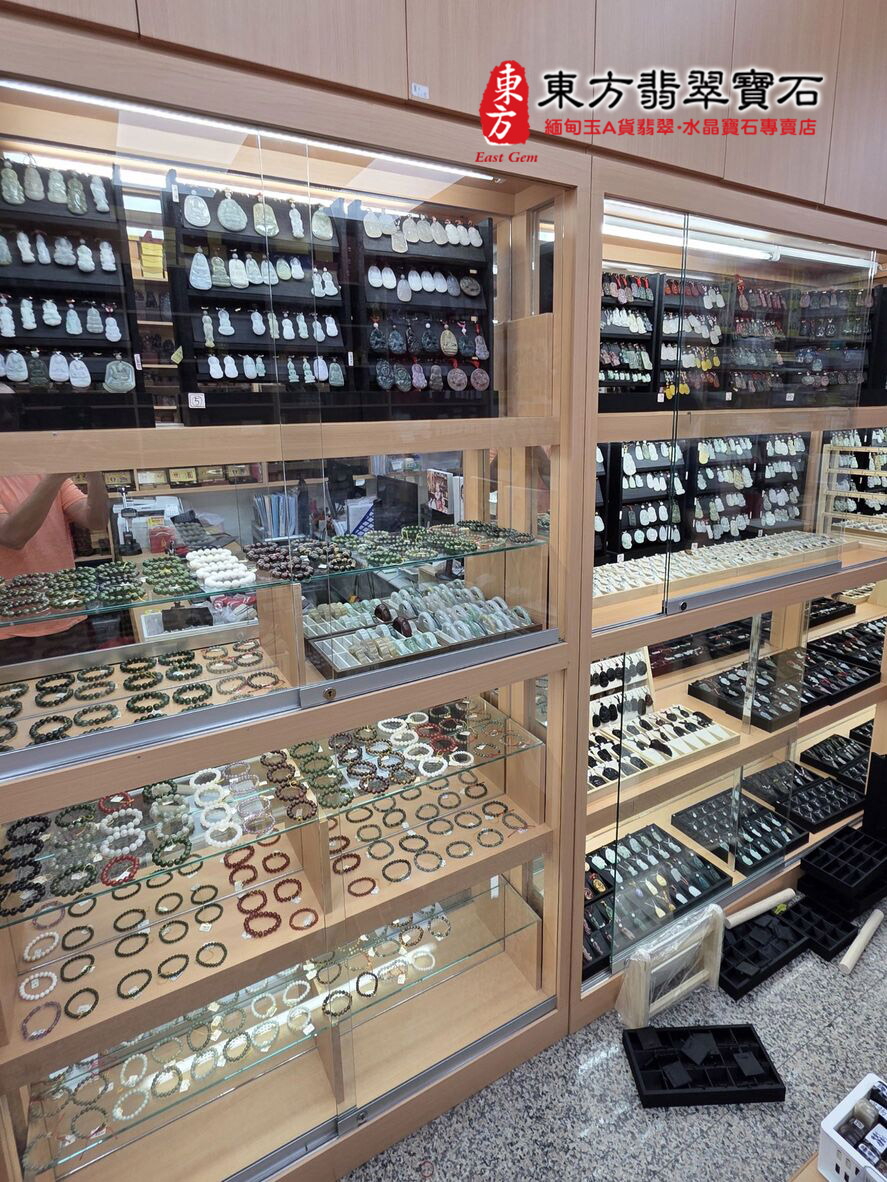 台南門市現場豐富翡翠玉珮珠串展櫃