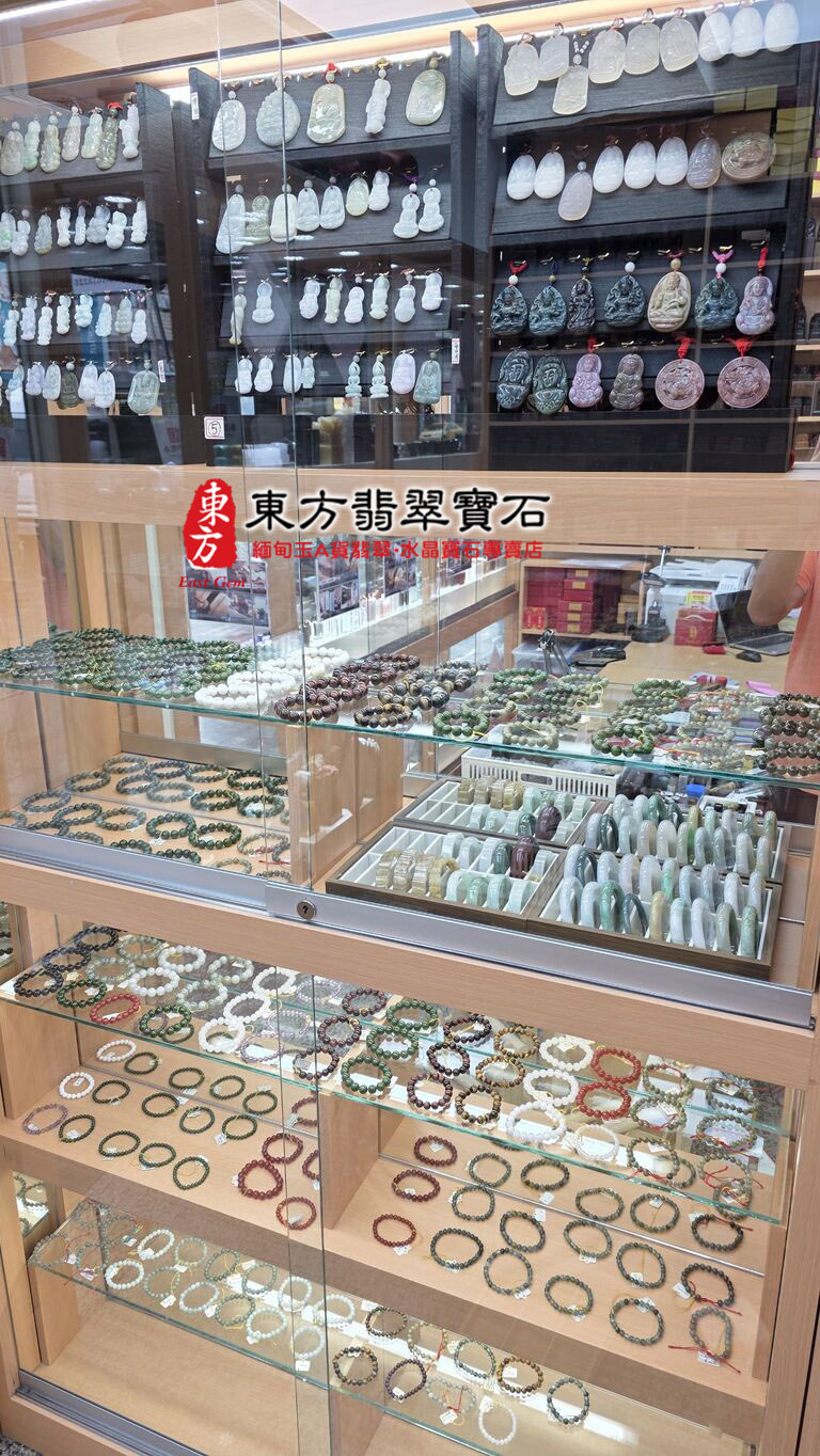 精選翡翠玉珮吊墜與天然水晶珠串手鐲專櫃