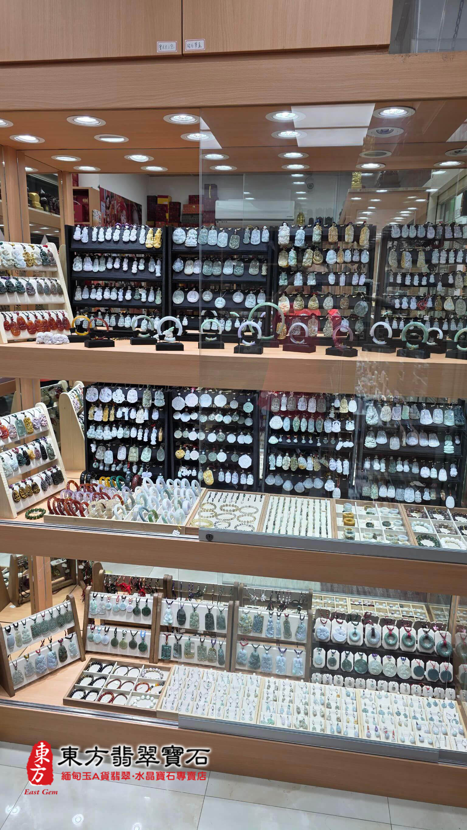 台北門市 天然 A 貨翡翠手鐲與高種水玉墜展櫃