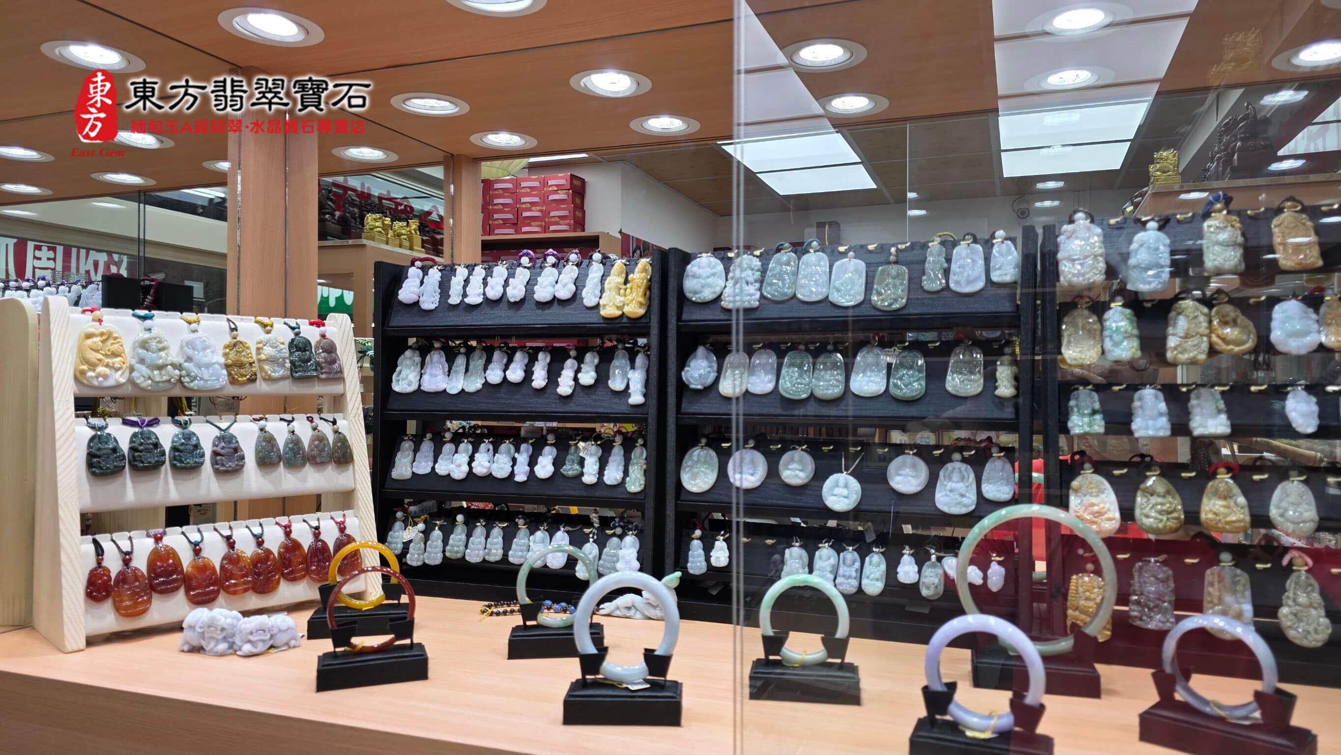 天然翡翠 A 貨手鐲與精品玉鐲專櫃陳列
