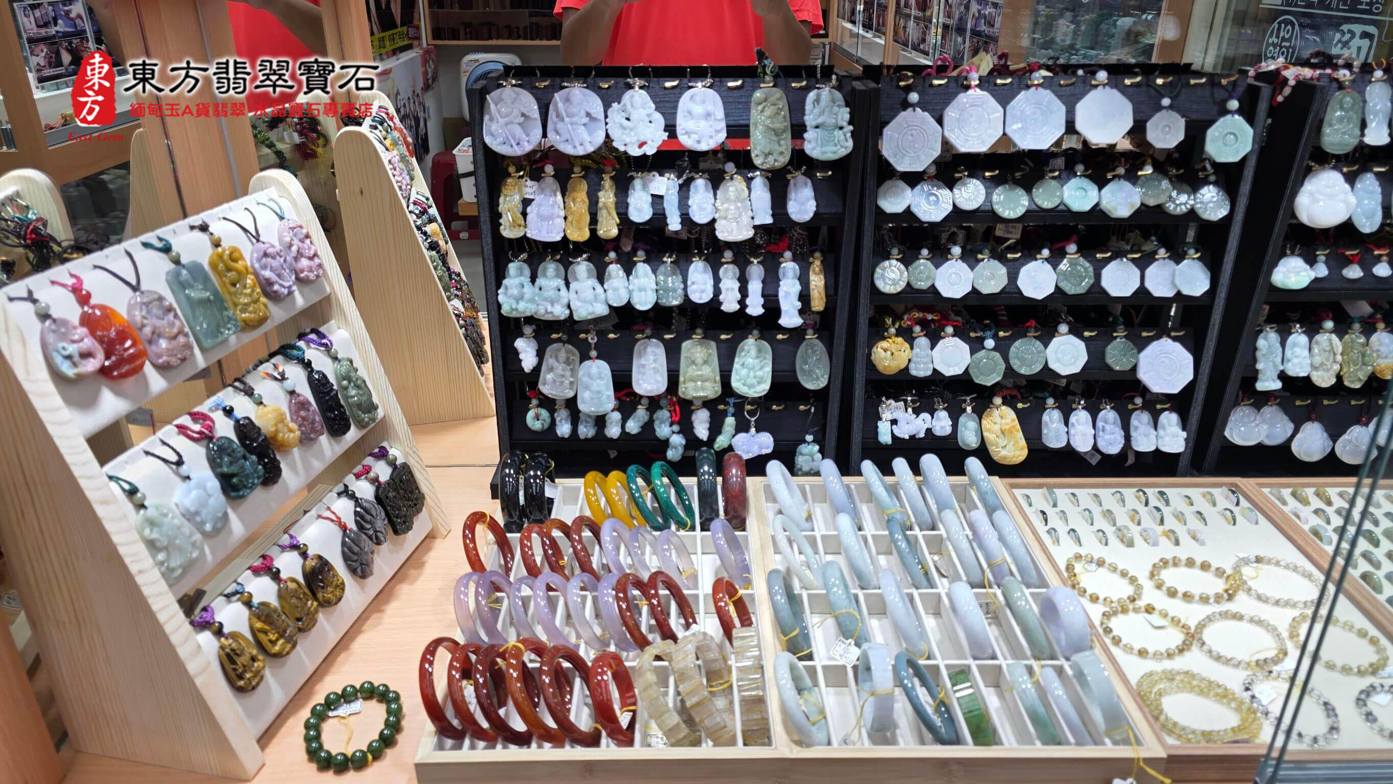 吉祥平安扣與各式主題翡翠掛件展示區
