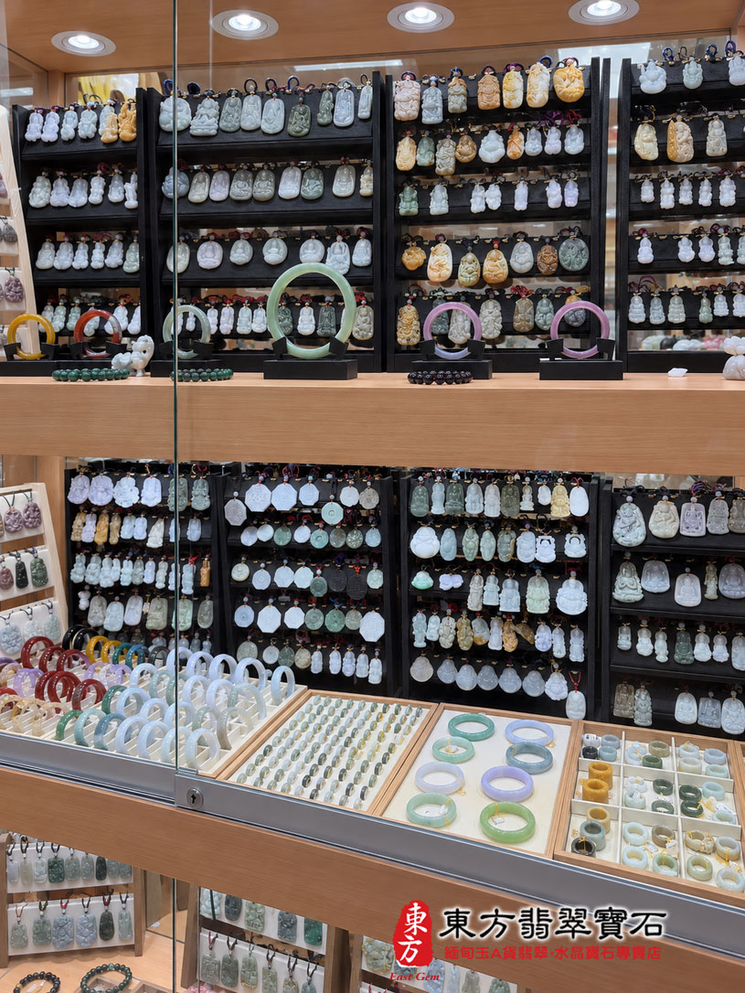 生肖守護神與招財貔貅翡翠掛件展櫃