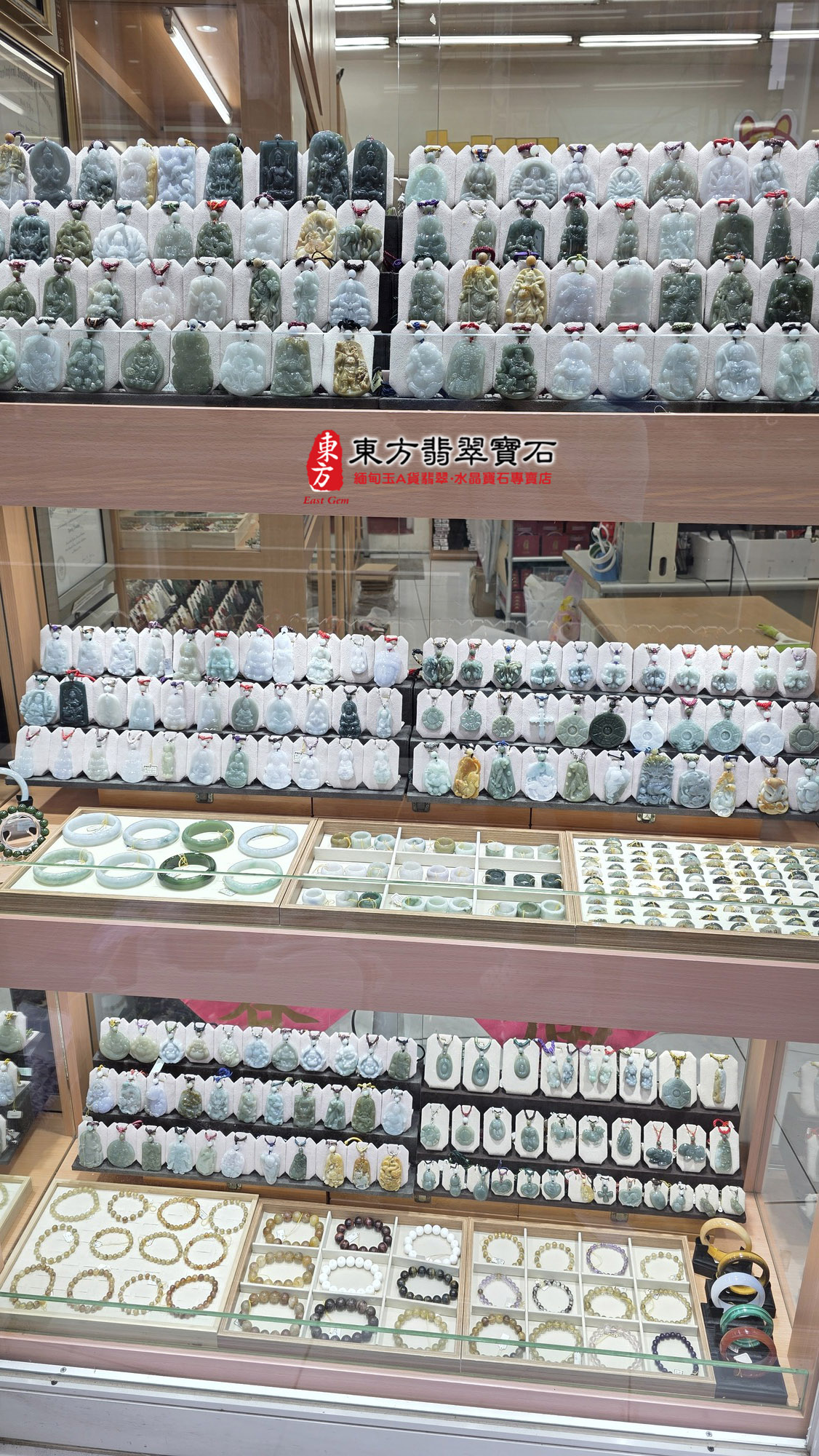 桃園八德門市現場全系列翡翠精品櫥窗實景