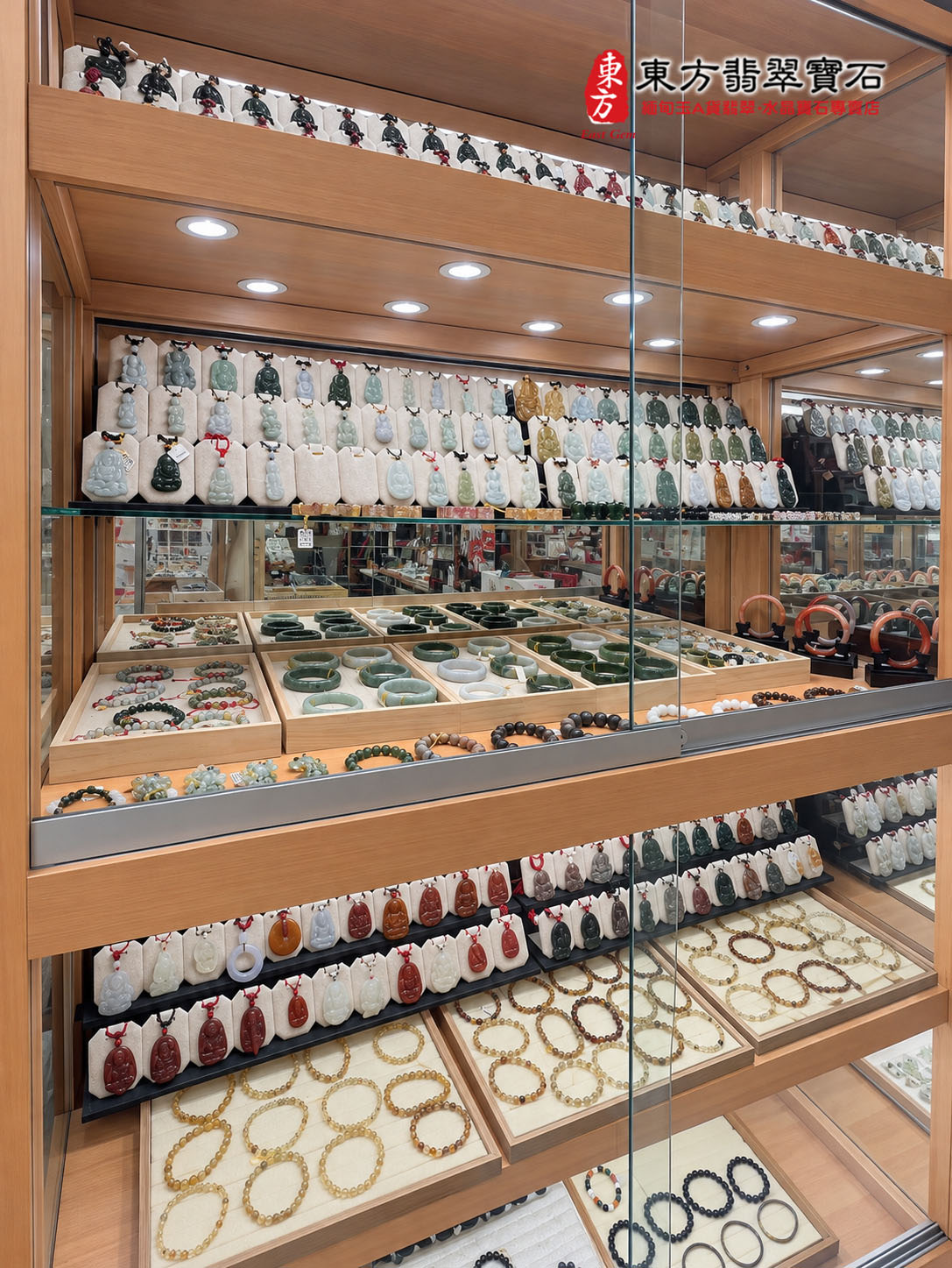桃園門市全景精選翡翠玉珮與精品展櫃