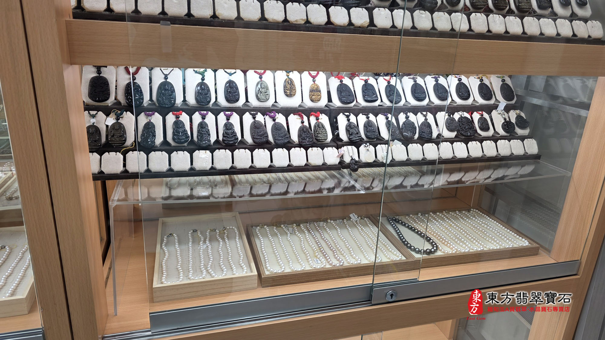 桃園八德門市典雅賞玉空間與精品展櫃實景