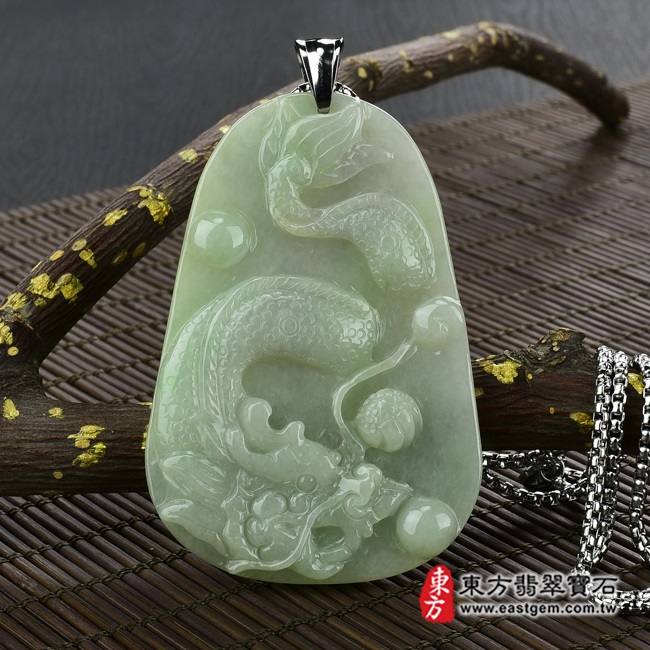 （已出售勿下標，可訂做）翡翠龍項鍊玉珮（飛騰游龍：龍牌A貨翡翠龍玉珮、緬甸玉龍玉墜）。糯種龍，DR144。客製化訂做各種翡翠龍吊墜玉珮項鍊。★附A貨翡翠雙證書翡翠手鐲、翡翠玉鐲商品