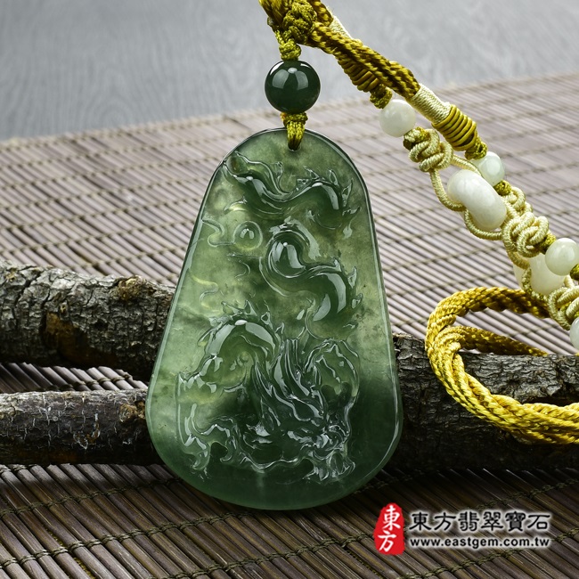 （已出售勿下標，可訂做）翡翠龍項鍊玉珮（飛騰游龍：龍牌A貨翡翠龍玉珮、緬甸玉龍玉墜）。油青糯種帶微冰龍，DR167。客製化訂做各種翡翠龍吊墜玉珮項鍊。★附A貨翡翠雙證書  翡翠手鐲、翡翠玉鐲商品