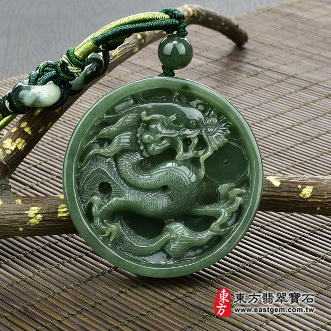 （已出售勿下標，可訂做）翡翠龍項鍊玉珮（龍行天下：龍牌A貨翡翠龍玉珮、緬甸玉龍玉墜）。油青糯種龍，DR177。客製化訂做各種翡翠龍吊墜玉珮項鍊。★附A貨翡翠雙證書 翡翠手鐲、翡翠玉鐲商品