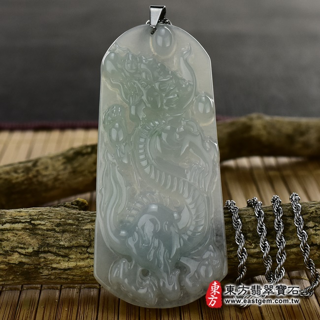 翡翠龍項鍊玉珮（祥龍瑞氣：龍牌A貨翡翠龍玉珮、緬甸玉龍玉墜、龍十二生肖項鍊）。綠色油青糯種龍，DR208。客製化訂做各種翡翠龍吊墜玉珮項鍊。★附A貨翡翠雙證書-商品圖