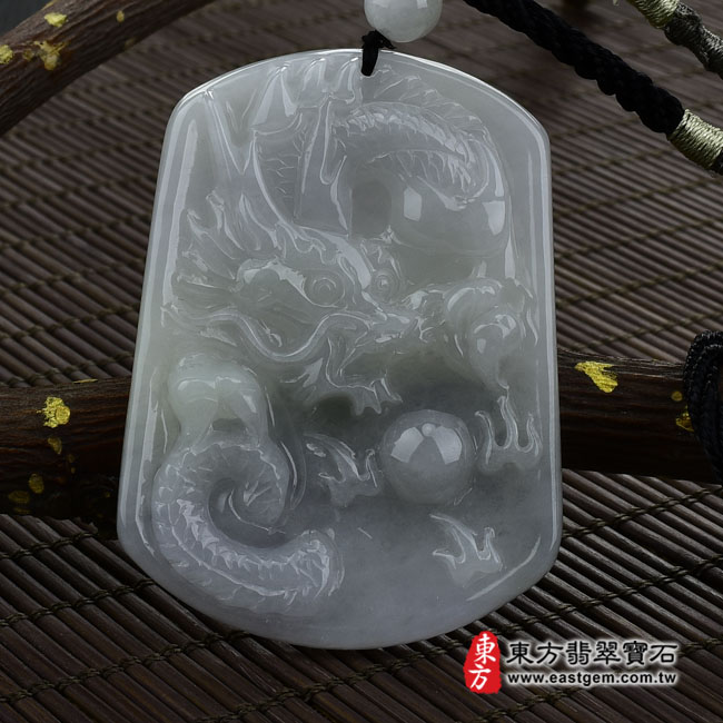 翡翠龍項鍊玉珮（飛騰游龍：龍牌A貨翡翠龍玉珮、緬甸玉龍玉墜、龍十二生肖項鍊）。細糯種龍，DR137。客製化訂做各種翡翠龍吊墜玉珮項鍊。★附A貨翡翠雙證書翡翠手鐲、翡翠玉鐲商品