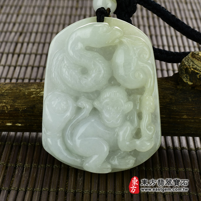 （已出售勿下標，可訂做）翡翠生肖猴三合六合貴人項鍊玉珮（生肖屬猴，最適合配戴三合六合貴人項鍊，鼠龍蛇：猴牌A貨翡翠生肖猴玉珮、緬甸玉生肖猴玉墜、猴十二生肖項鍊）。淺綠色細糯種帶飄花猴，ZH043。客製化訂做各種翡翠生肖猴吊墜玉珮項鍊。★附A貨翡翠雙證書翡翠手鐲、翡翠玉鐲商品