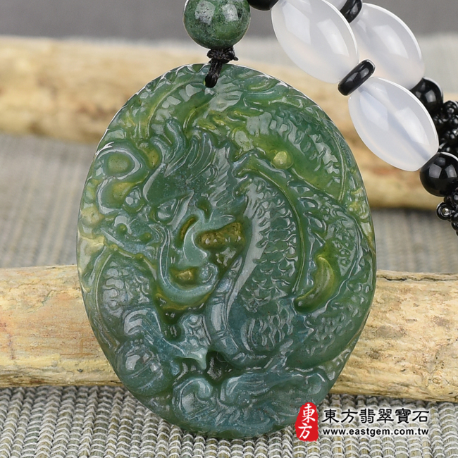 水草玉龍項鍊玉珮（祥龍瑞氣、招財富貴龍：龍牌水草玉龍玉珮、水草玉龍玉墜、龍十二生肖項鍊）。水草玉龍，DR263。客製化訂做各種水草玉龍吊墜玉珮項鍊。★附東方翡翠寶石保證卡 -商品圖