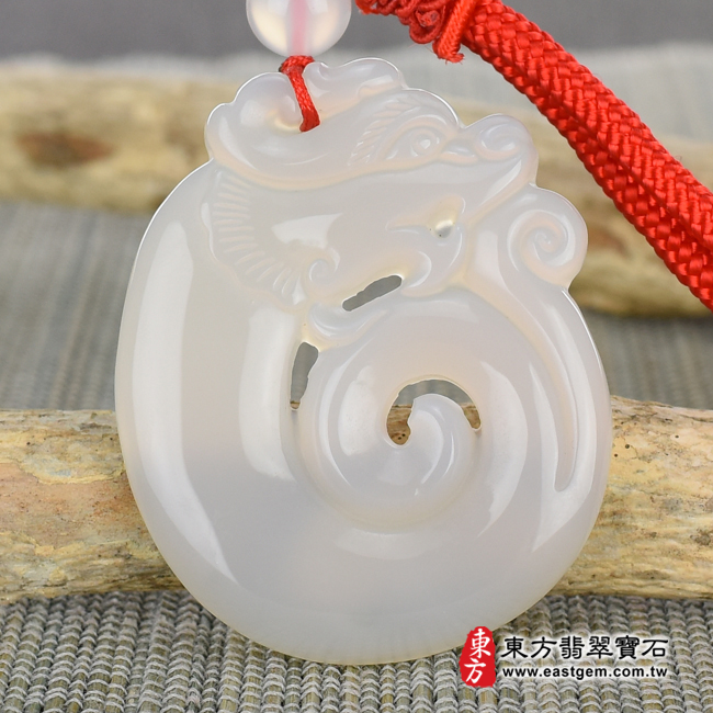 瑪瑙龍項鍊玉珮（畫龍點睛、招財富貴龍：龍牌瑪瑙龍玉珮、玉髓龍玉墜、龍十二生肖項鍊）。乳白色瑪瑙玉髓龍，DR271。客製化訂做各種瑪瑙玉髓龍吊墜玉珮項鍊。★附東方翡翠寶石保證卡 翡翠手鐲、翡翠玉鐲商品