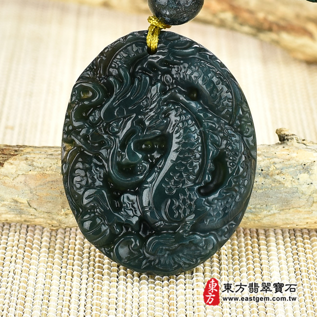 （已出售勿下標，可訂做）水草玉龍項鍊玉珮（祥龍瑞氣、招財富貴龍：龍牌水草玉龍玉珮、水草玉龍玉墜、龍十二生肖項鍊）。綠色水草玉龍，DR367。客製化訂做各種水草玉龍吊墜玉珮項鍊。★附東方翡翠寶石保證卡商品圖