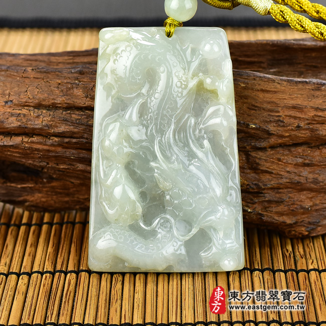 （已出售勿下標，可訂做）翡翠龍項鍊玉珮（招財飛騰游龍：龍牌A貨翡翠龍玉珮、緬甸玉龍玉墜、龍十二生肖項鍊）。淡綠色糯種龍，DR344。客製化訂做各種翡翠龍吊墜玉珮項鍊。★附A貨翡翠雙證書翡翠手鐲、翡翠玉鐲商品