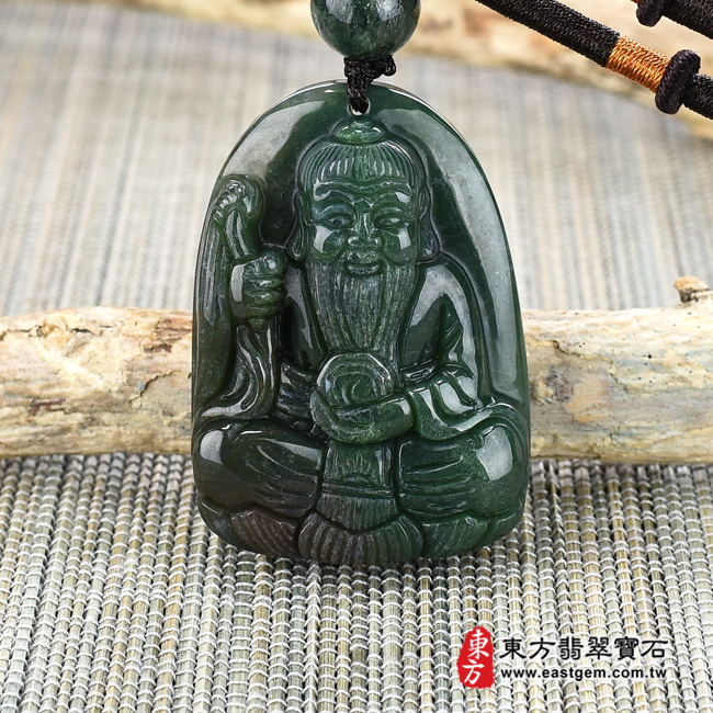 (已出售勿下標，可訂做)水草玉太上老君項鍊玉珮（道德天尊：太上老君牌水草玉太上老君玉珮、水草玉太上老君玉墜）。墨綠帶紅色水草玉太上老君，KN071。客製化訂做各種水草太上老君吊墜玉珮項鍊。★附東方翡翠寶石保證卡翡翠手鐲、翡翠玉鐲商品