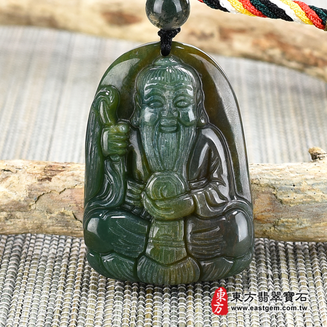 （已出售勿下標，可訂做）水草玉太上老君項鍊玉珮（道德天尊：太上老君牌水草玉太上老君玉珮、水草玉太上老君玉墜）。綠帶紅黃水草玉太上老君，KN073。客製化訂做各種水草太上老君吊墜玉珮項鍊。★附東方翡翠寶石保證卡翡翠手鐲、翡翠玉鐲商品