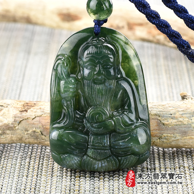 （已出售勿下標，可訂做）水草玉太上老君項鍊玉珮（道德天尊：太上老君牌水草玉太上老君玉珮、水草玉太上老君玉墜）。綠色水草玉太上老君，KN084。客製化訂做各種水草太上老君吊墜玉珮項鍊。★附東方翡翠寶石保證卡翡翠手鐲、翡翠玉鐲商品