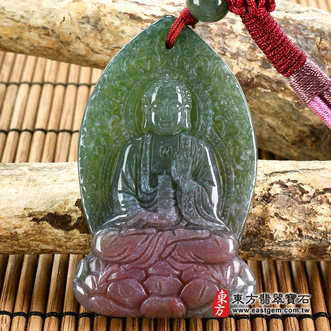 最新玉石神明玉珮商品-水草玉藥師佛項鍊玉珮（藥師如來：藥師佛牌水草玉藥師佛玉珮、水草玉藥師佛玉墜）。綠色帶紅色水草玉藥師佛，FD567。客製化訂做各種水草玉藥師佛吊墜玉珮項鍊。★附東方翡翠寶石保證卡