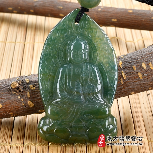 最新玉石神明玉珮商品-水草玉藥師佛項鍊玉珮（藥師如來：藥師佛牌水草玉藥師佛玉珮、水草玉藥師佛玉墜）。綠色水草玉藥師佛，FD540。客製化訂做各種水草玉藥師佛吊墜玉珮項鍊。★附東方翡翠寶石保證卡