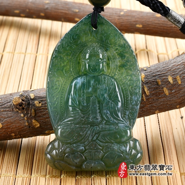 最新玉石神明玉珮商品-水草玉藥師佛項鍊玉珮（藥師如來：藥師佛牌水草玉藥師佛玉珮、水草玉藥師佛玉墜）。綠色水草玉藥師佛，FD541。客製化訂做各種水草玉藥師佛吊墜玉珮項鍊。★附東方翡翠寶石保證卡