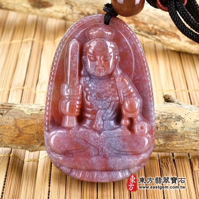 最新玉石神明玉珮商品-水草玉不動明王項鍊玉珮（不動明王：不動明王牌水草玉不動明王玉珮、水草玉不動明王玉墜）。紅色帶紫色水草玉不動明王，FD564。客製化訂做各種水草玉不動明王吊墜玉珮項鍊。★附東方翡翠寶石保證卡