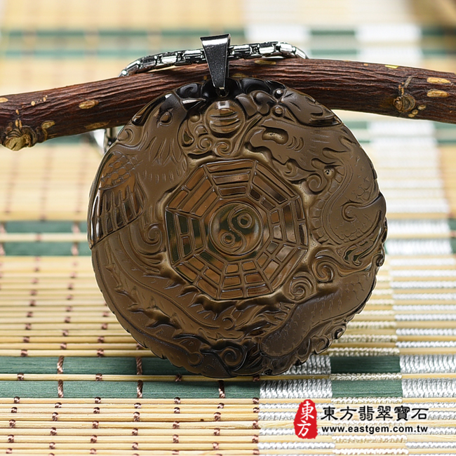 黑曜石龍鳳八卦項鍊玉珮（龍鳳呈祥：龍鳳八卦牌黑曜石龍鳳八卦玉珮、黑曜石龍鳳八卦玉墜、龍十二生肖項鍊）。冰種黑曜石龍鳳八卦，DR518。客製化訂做各種黑曜石龍鳳八卦吊墜玉珮項鍊。★附東方翡翠寶石保證卡商品圖