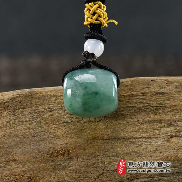 （已出售勿下標，可訂做）翡翠路路通項鍊玉珮（路路通牌A貨翡翠路路通玉珮、緬甸玉路路通玉墜）。飄花糯種路路通，PN436。客製化訂做各種翡翠路路通吊墜玉珮項鍊。★附A貨翡翠雙證書翡翠手鐲、翡翠玉鐲商品