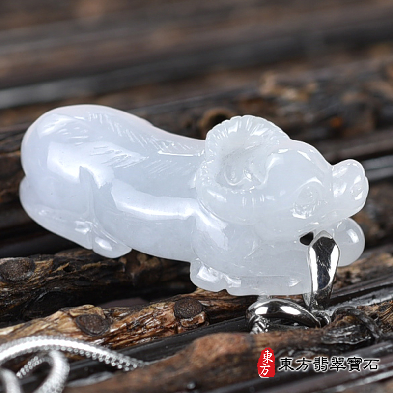 翡翠禮物商品-翡翠牛項鍊玉珮（牛運乾坤：牛牌A貨翡翠牛玉珮、緬甸玉牛玉墜、牛十二生肖項鍊）。淡綠加淡紫糯種牛，CO036。客製化訂做各種翡翠牛吊墜玉珮項鍊。★附A貨翡翠雙證書
