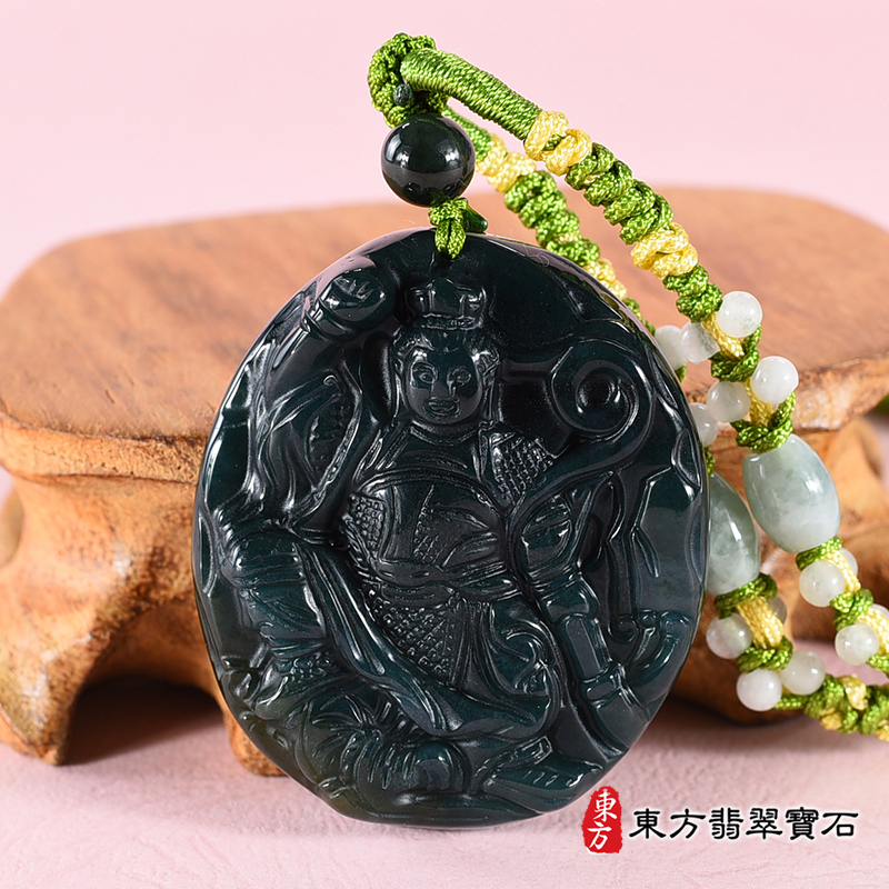 最新玉石神明玉珮商品-水草玉哪吒三太子項鍊玉珮（中壇元帥、哪吒：哪吒三太子牌水草玉三太子玉珮、水草玉哪吒三太子玉墜）。綠色水草玉三太子，TT122。客製化訂做各種水草玉哪吒三太子吊墜玉珮項鍊。★附東方翡翠寶石保證卡