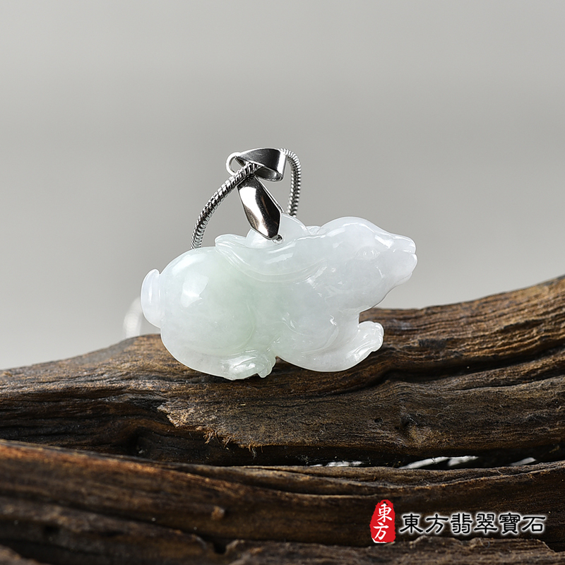 （已出售勿下標，可訂做）翡翠兔項鍊玉珮（招財如意兔：兔牌A貨翡翠兔玉珮、緬甸玉兔玉墜、兔十二生肖項鍊）。淺綠加淺紫糯種兔，RB052。客製化訂做各種翡翠兔吊墜玉珮項鍊。★附A貨翡翠雙證書翡翠手鐲、翡翠玉鐲商品